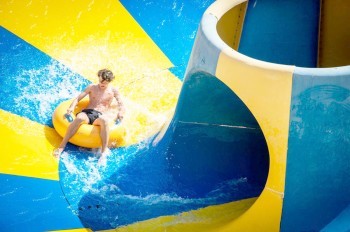 Чех и словак придумали способ бесплатно поесть в аквапарке