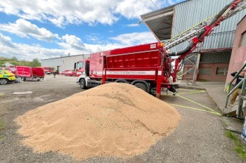 В Чехии рабочий едва не утонул в зерне. Спасатели откапывали его 4 часа