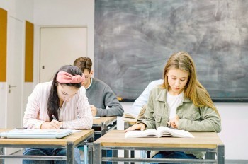 Родители в Чехии возмущены, что на вступительных экзаменах иностранцы обходят их детей