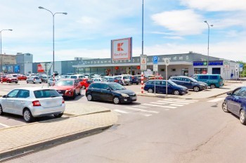 Трагедия в Чехии: водитель насмерть задавил ребенка, выезжая с парковки магазина