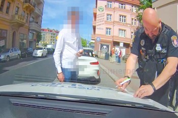 Владелец дорогого BMW не платил штрафы. Полиция перевоспитала его за минуту: видео