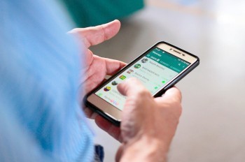 Полиция Чехии призвала жителей предупредить родителей о новом трюке мошенников