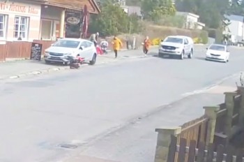 В Чехии покатившееся авто сбило беременную с ребенком в коляске. Водитель отделалась штрафом