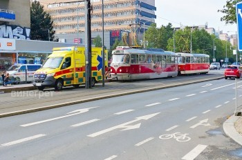 В Праге трамвай сбил школьницу на самокате
