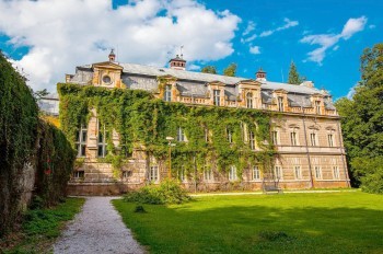 Россиянин продает замок в Чехии. Его отношения с соседом стали сюжетом для фильма