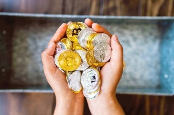 Минюст Чехии принял в дар от наркоторговца биткоины на 1 млрд крон