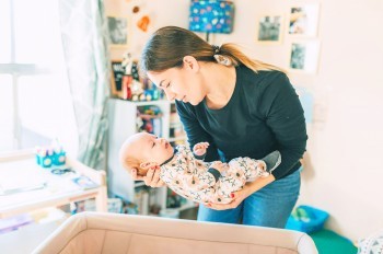 В Праге неизвестная присвоила 15 тыс. крон, забытые пенсионеркой: видео