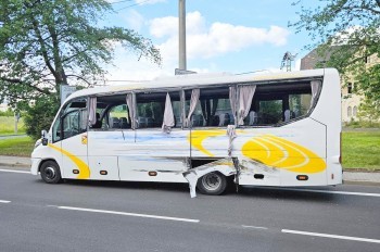 В Чехии водитель фуры врезался в автобус и поехал дальше: 25 пострадавших 