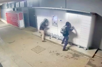 Двое жителей Праги воровали заказы из почтоматов: видео