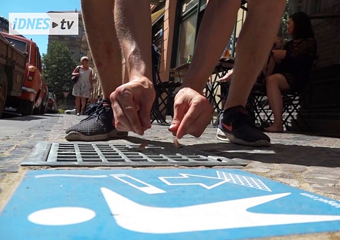 В центре Праги установили первую тротуарную пепельницу