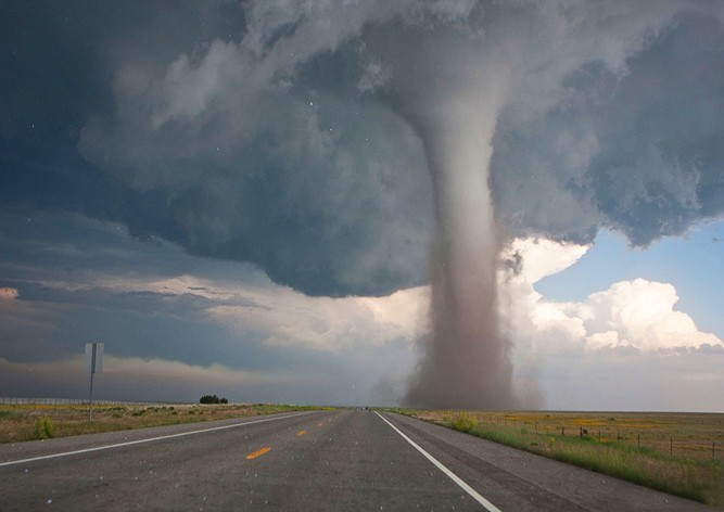 Стригущий газон на фоне торнадо канадец стал звездой