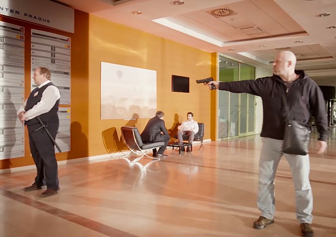 Видео: полиция Чехии объяснила, как вести себя при атаке террористов