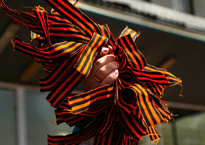 Порошенко подписал закон о запрете георгиевской ленты на Украине