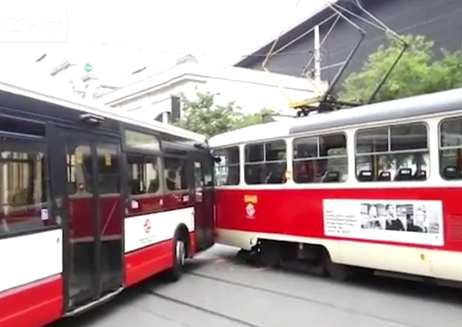 Трамвай столкнулся с автобусом в центре Праги: видео