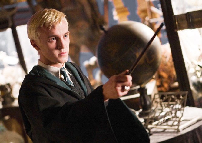 Драко Малфой из «Гарри Поттера» сыграл на гитаре в центре Праги: видео