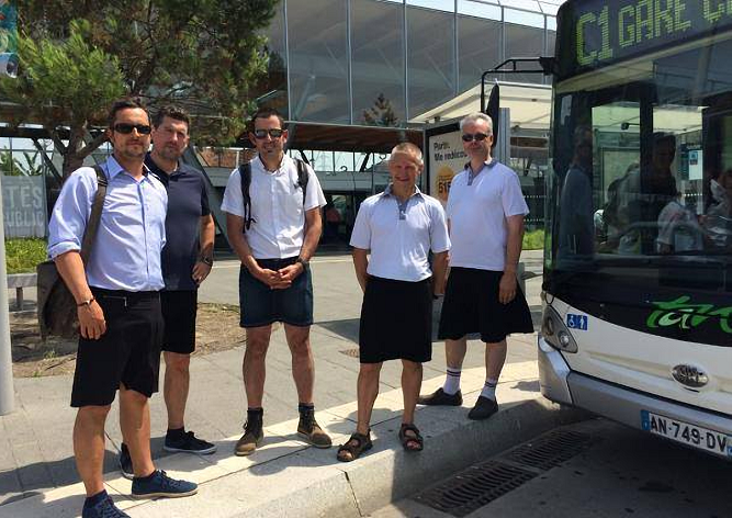 Во Франции водители автобусов из-за жары надели юбки 