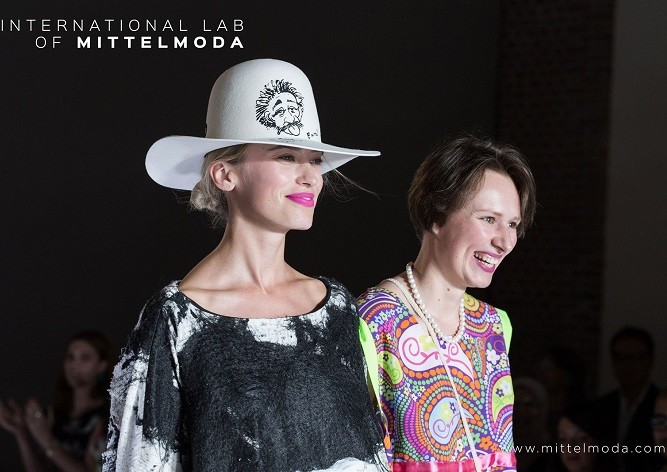 Чешский модельер получила награду в Милане за коллекцию из отходов