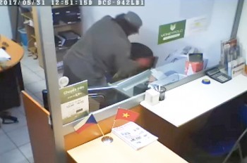 В Праге русскоговорящий грабитель избил кассиршу, а затем извинился перед ней