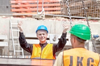 В Чехии «рабочие» сыграли джазовый концерт прямо на стройке: видео