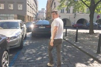 Водитель BMW, избивший прохожего в Праге, оказался иностранцем