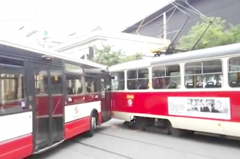 Трамвай столкнулся с автобусом в центре Праги: видео