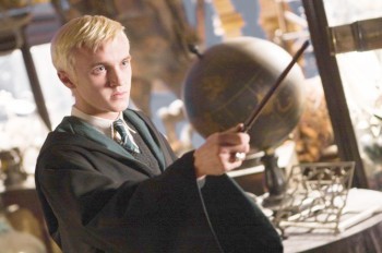 Драко Малфой из «Гарри Поттера» сыграл на гитаре в центре Праги: видео