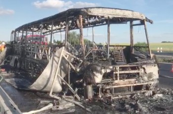 От сгоревшего у Праги автобуса остался один каркас