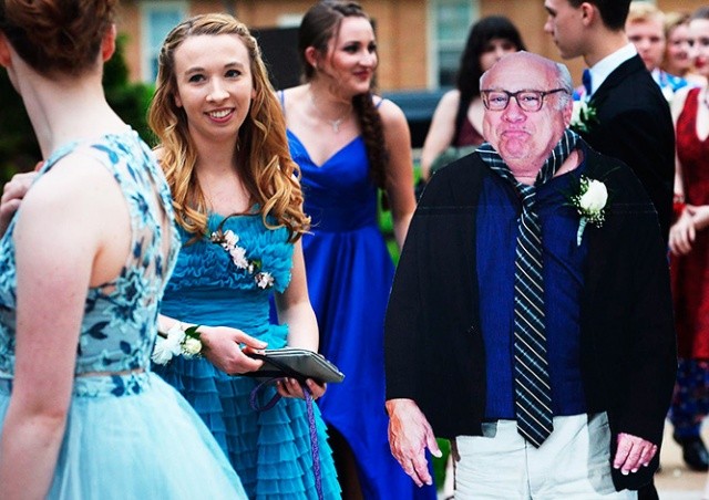 Выпускница пришла на бал с картонным Дэнни ДеВито. Актер ответил ей тем же