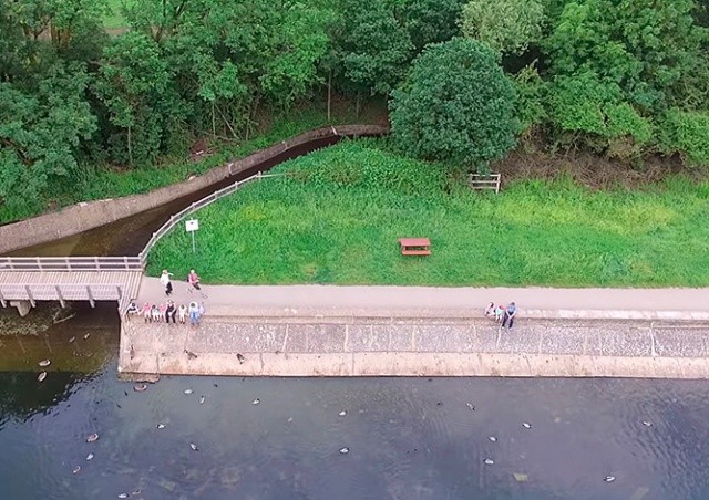 Падающий в озеро дрон заснял свое чудесное спасение: видео