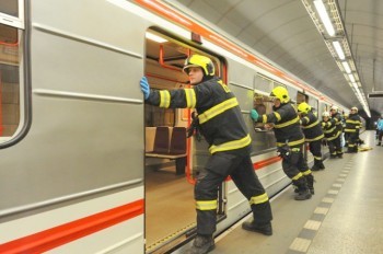 Человек бросился под поезд в метро Праги