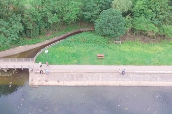 Падающий в озеро дрон заснял свое чудесное спасение: видео