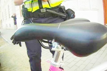 Житель Брно поранился иглой, воткнутой в велосипед байкшеринга