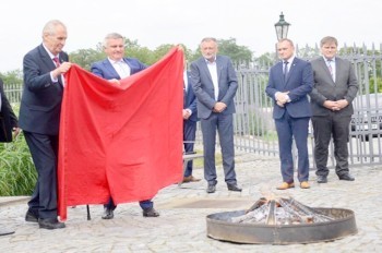 Президент Чехии сжег красные трусы: видео