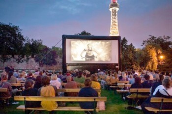 В Праге начинает работу Kinobus — бесплатный кинотеатр под открытым небом