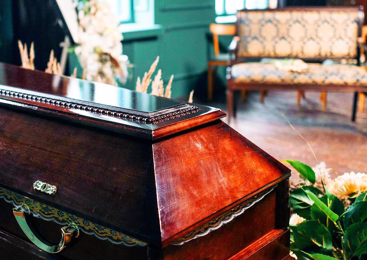 Инцидентом с ожившей в гробу пенсионеркой в Чехии занялась полиция. Врачу грозит тюрьма