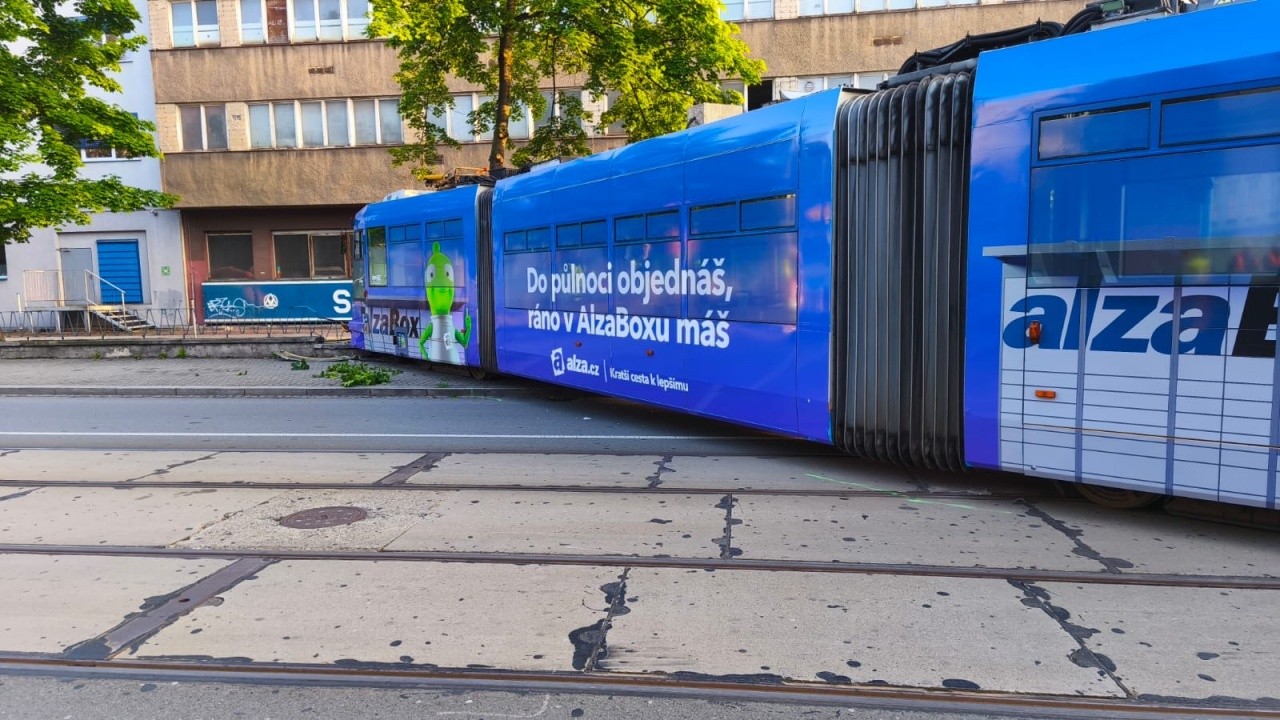 В Чехии трамвай сошел с рельсов из-за легковушки. Полиция показала видео