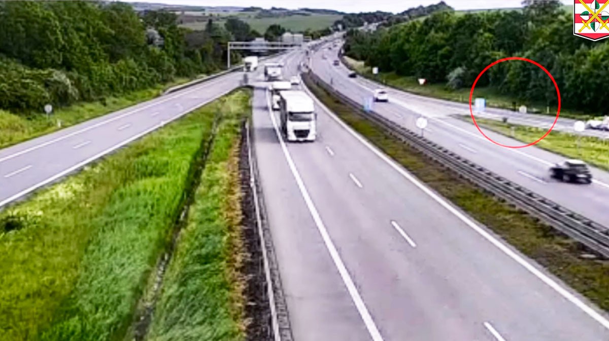 В Чехии иностранец на электросамокате ехал по автомагистрали: видео
 
