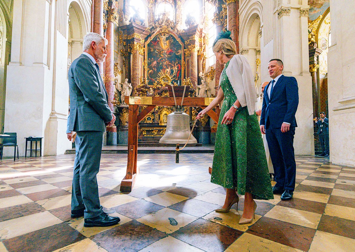 В Праге появился церковный колокол из переплавленного оружия войны в Украине