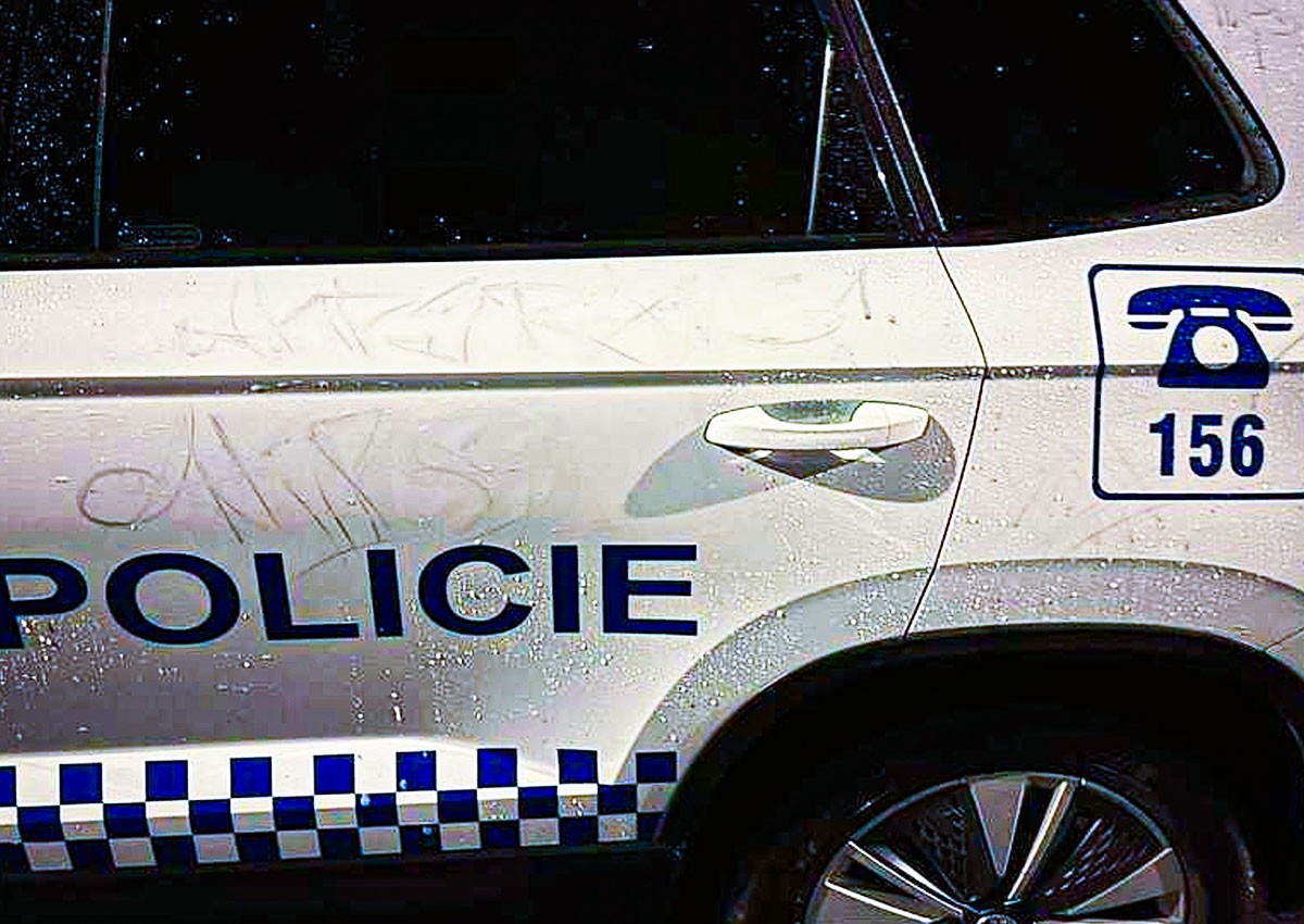 Вандал исцарапал машину чешских полицейских, пока те помогали пенсионерке