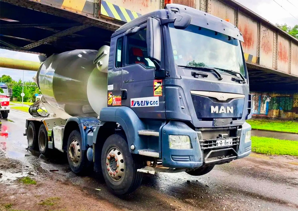 В Чехии водитель бетономешалки не рассчитал габариты. Пожарным пришлось поднимать мост