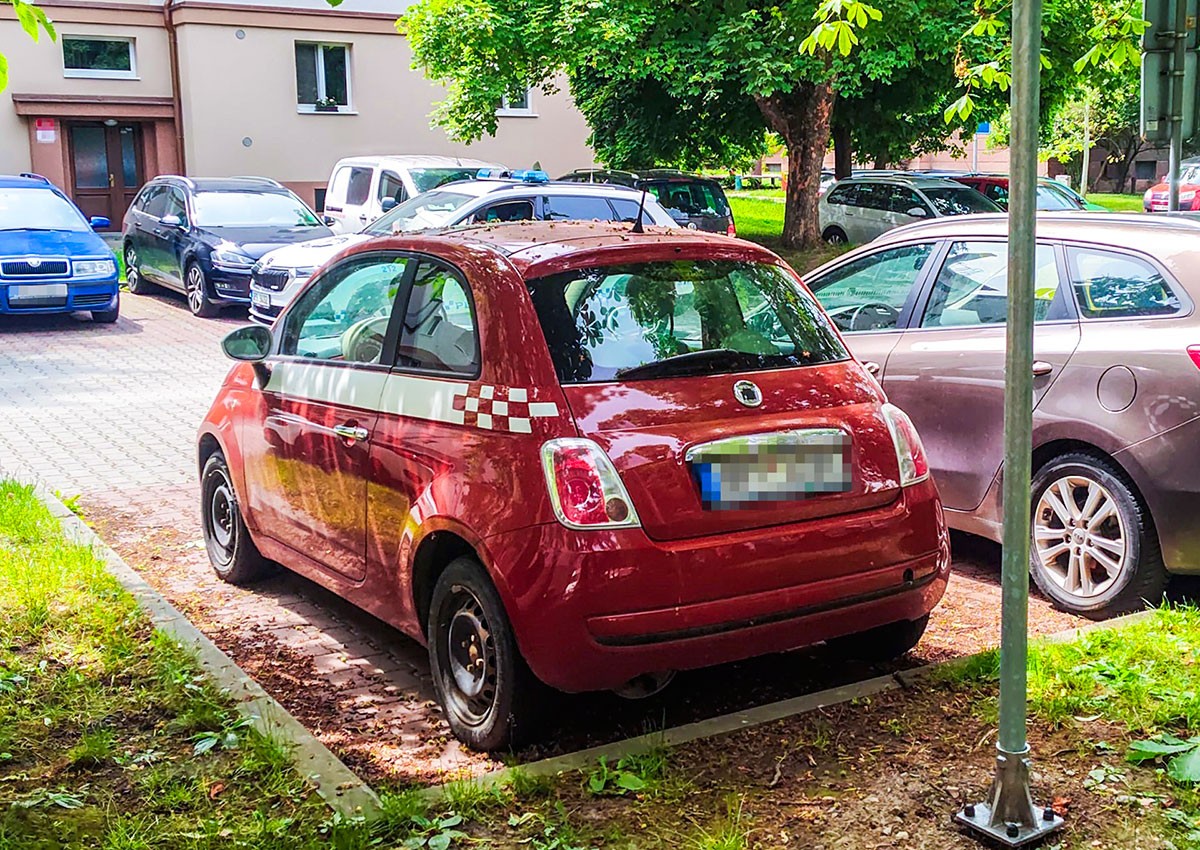 В Чехии неизвестный припарковал на месте для инвалидов угнанное авто