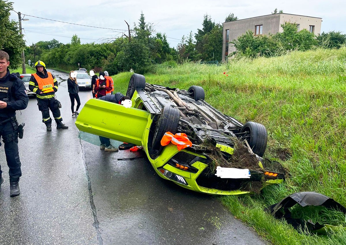 Под Прагой перевернулся дорогой Ford Mustang. Водитель не пострадал