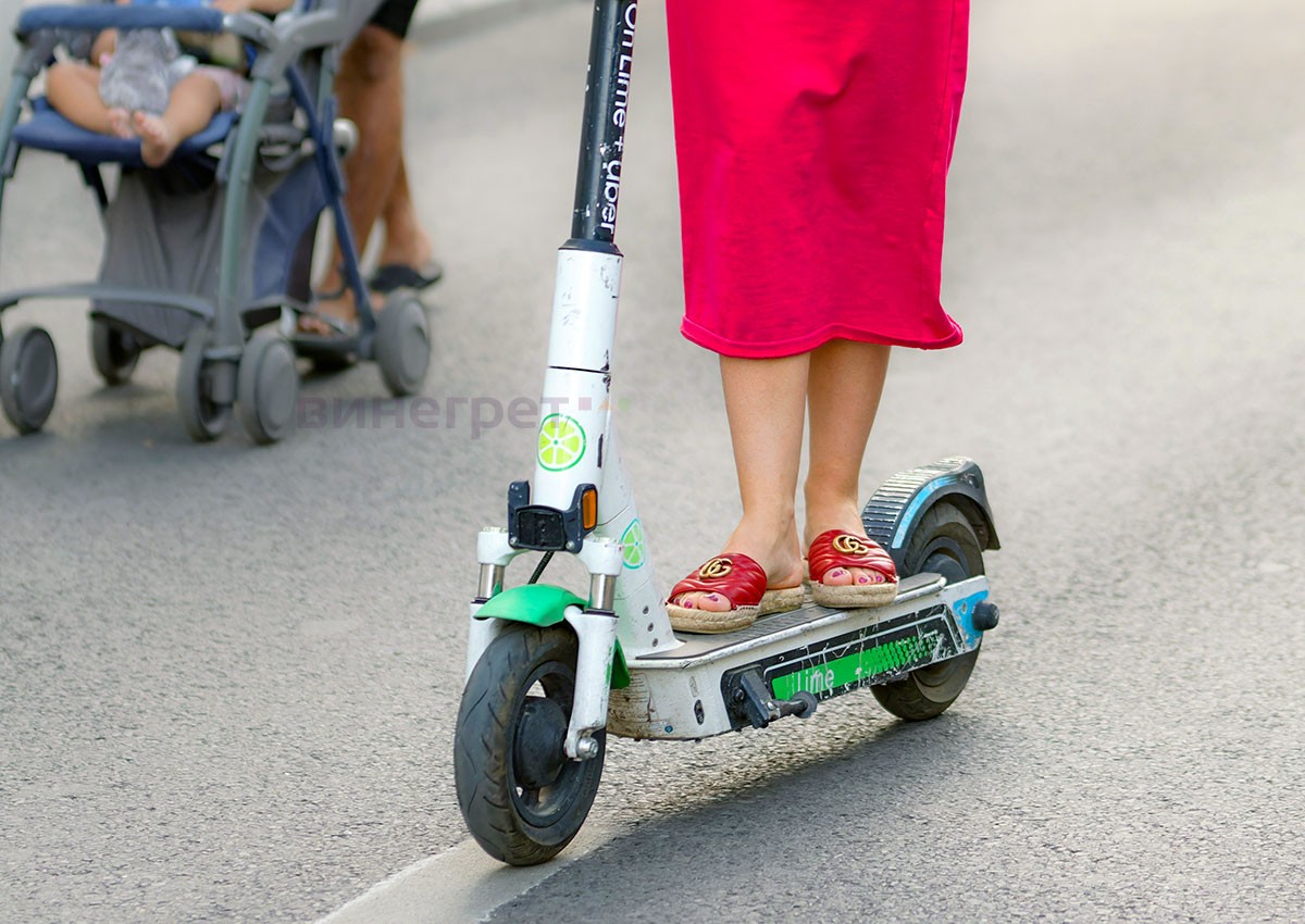 В Чехии женщина погибла, упав с электросамоката