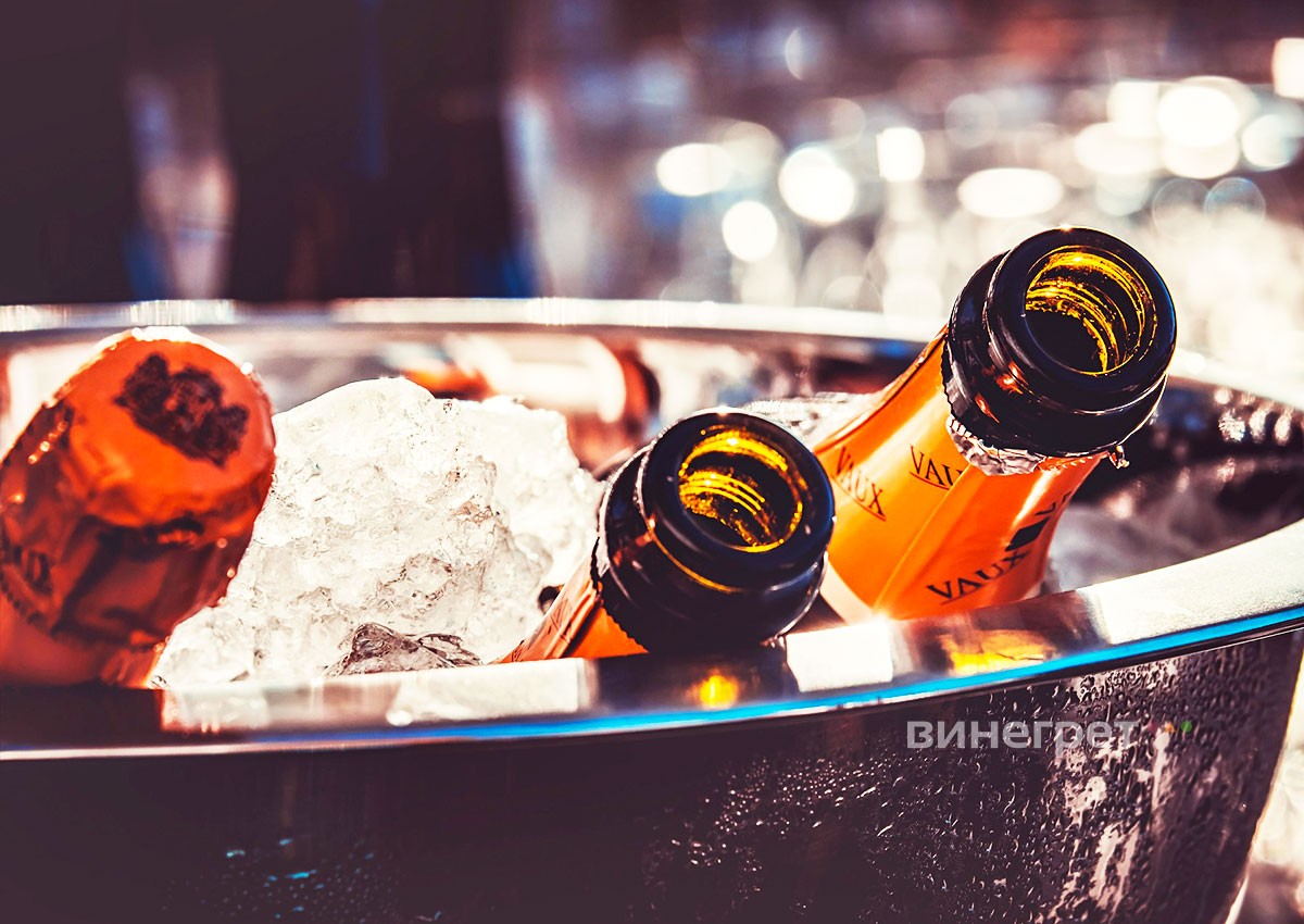 Жительница Чехии пыталась в бюстгальтере вынести из магазина две бутылки просекко