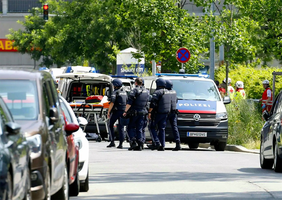 В Чехии потерянный легковушкой прицеп снес пешехода: видео