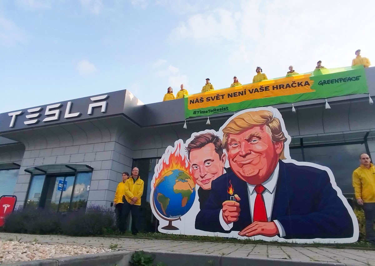 Активисты Greenpeace пикетируют автосалон Tesla под Прагой