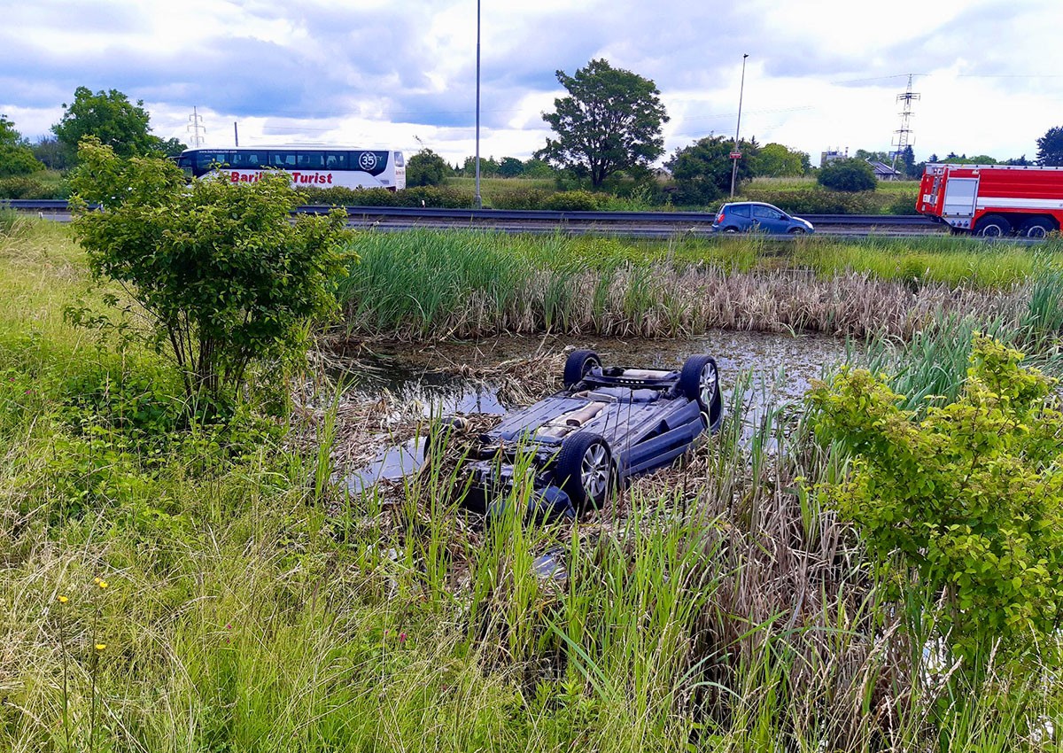 В Праге мама с ребенком в машине вылетели в пруд. Очевидец бросился на помощь