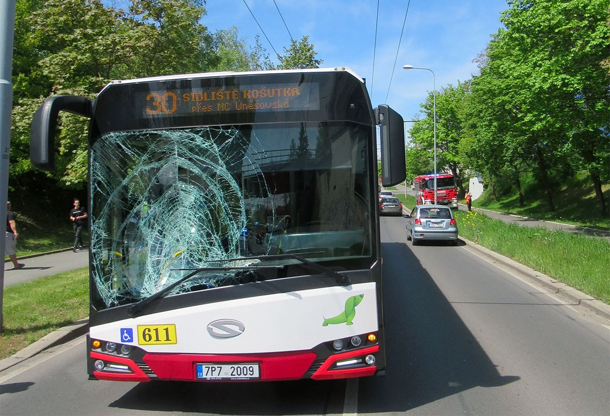 Житель Чехии бросился под автобус из-за развода, но выжил и предстал перед судом за разбитое стекло
