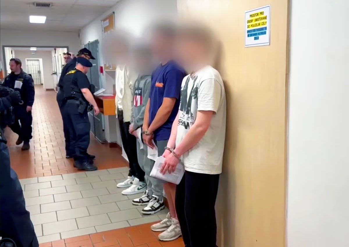 В Праге задержали группу мошенников-иностранцев: видео