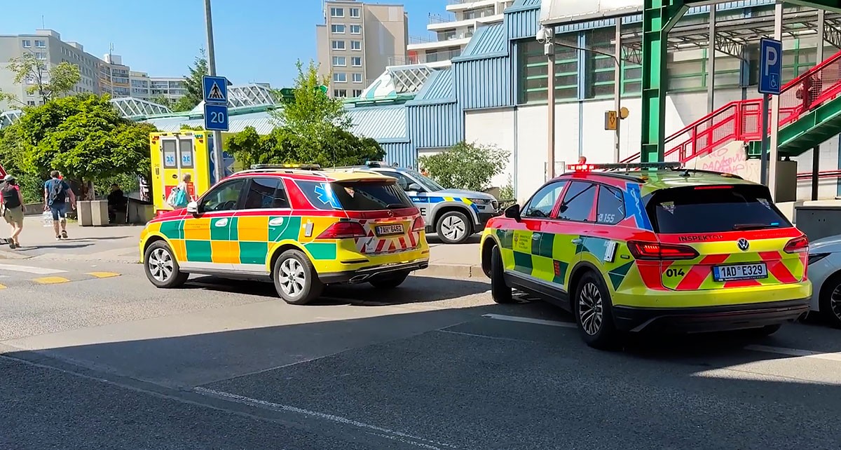 В Праге конфликт двух мужчин возле метро закончился поножовщиной
